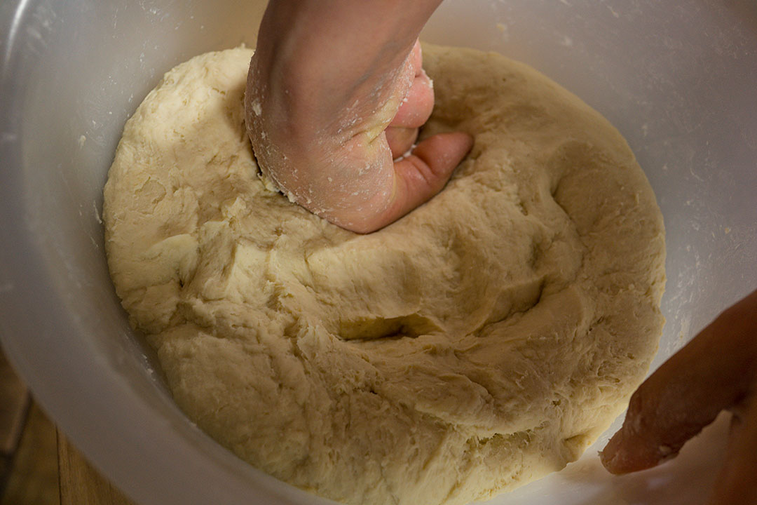 ¿Cómo hornear un pan plano uzbeko en un horno convencional?