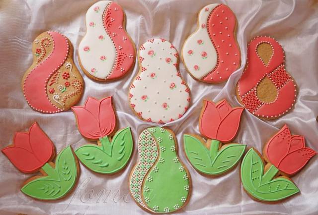 We decorate gingerbread cookies, cookies