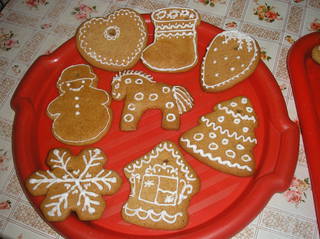 We decorate gingerbread cookies, cookies