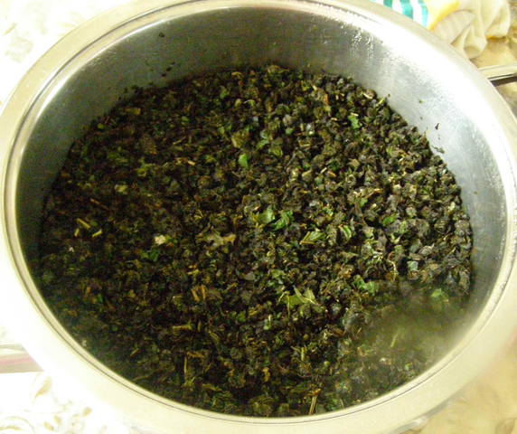 Tè fermentato a base di foglie di giardino e piante selvatiche (master class)