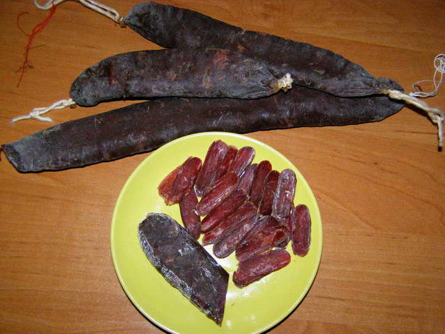 Salsiccia stagionata fatta in casa.