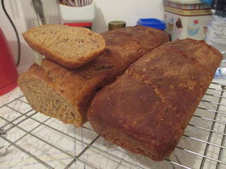 Pane integrale con pomodori secchi