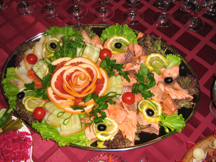 Decorar ensaladas y otros platos.