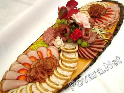 Decorar ensaladas y otros platos.