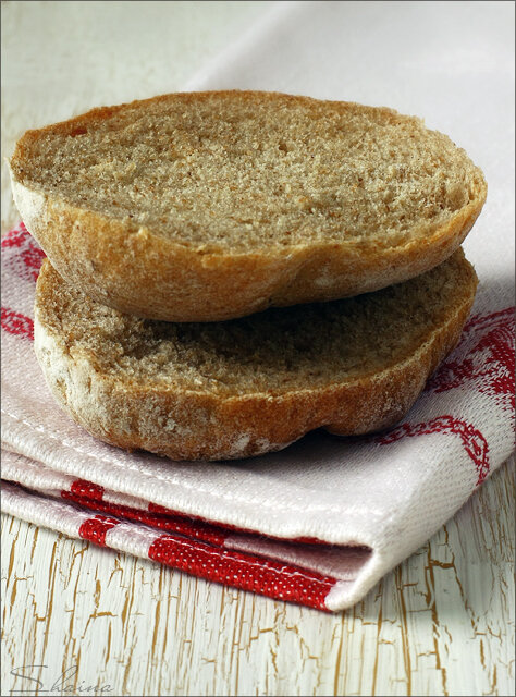 Buns with bran and rye flour