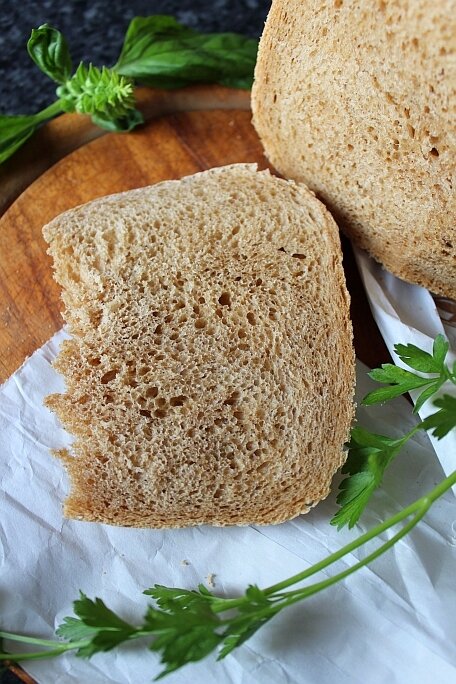 Delizioso pane bianco con malto in una macchina per il pane