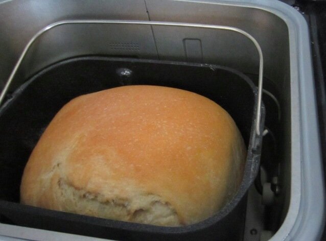 Senape e pane al latte in una macchina per il pane