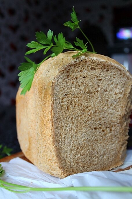 Deilig hvitt brød med malt i en brødmaskin