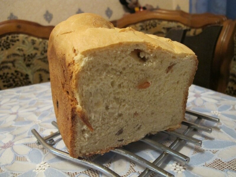 Pan de mantequilla con pasas en una panificadora