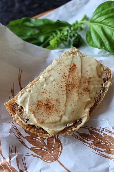 Delizioso pane bianco con malto in una macchina per il pane