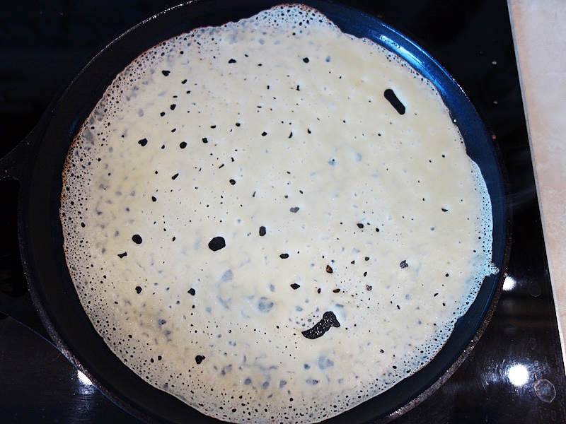 Ang mga pancake ay manipis sa isang butas