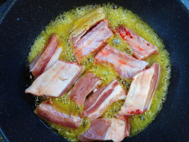 Costelles de porc a la mel i pomes