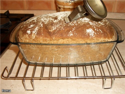 Wheat-rye-buckwheat na tinapay sa oven