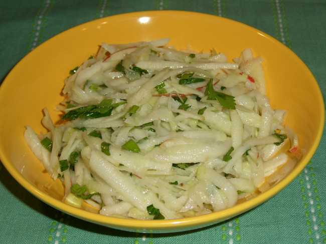 Salad bắp cải su hào với táo