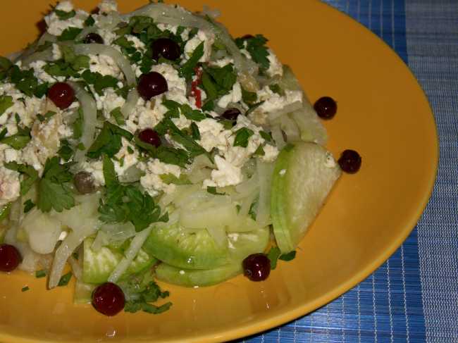 Ensalada de rábano verde con queso en escabeche