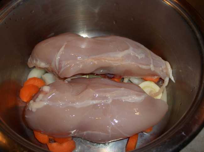 Brodo di pollo trasparente con frittelle ripiene di porridge