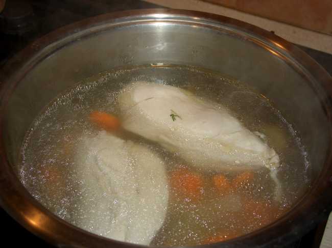 Brodo di pollo trasparente con frittelle ripiene di porridge