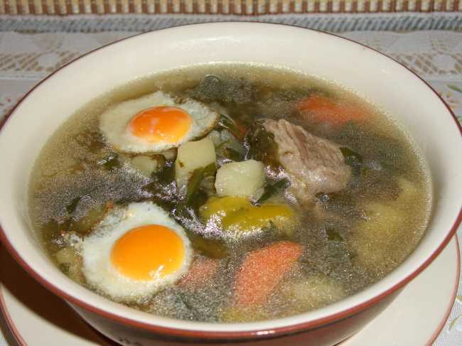 Zuppa di cavolo verde con acetosa, spinaci e uova fritte (Cuculo 1054)