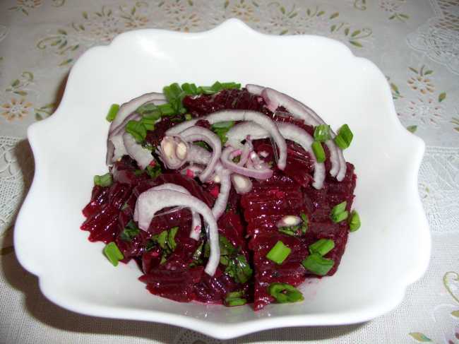 Beetroot salad na may pulang sibuyas