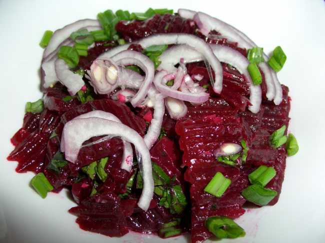 Beetroot salad na may pulang sibuyas