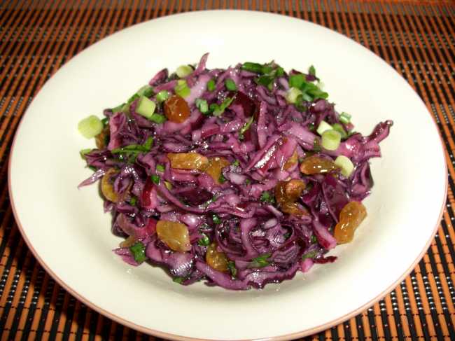 Red salad ng repolyo na may mga pasas