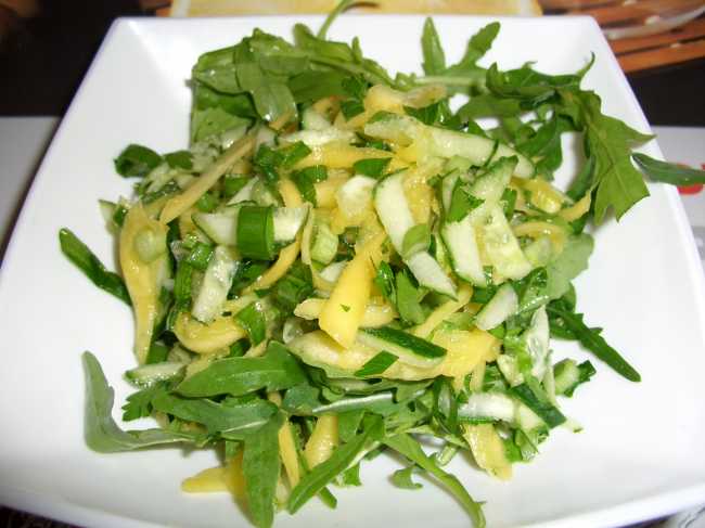 Mango en komkommersalade