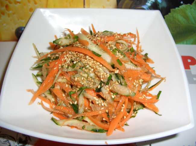 Carrot salad na may mga linga