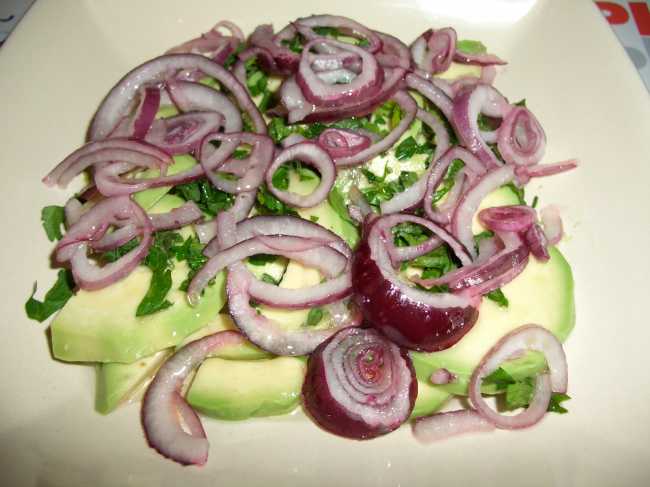 Insalata di avocado e cipolla rossa