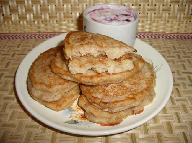 Mga pancake na "7 cereal", buong butil na may saging at lingonberry