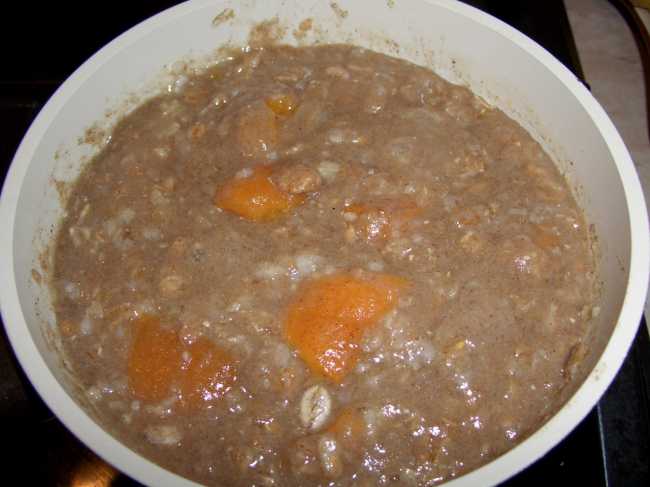 Gachas de avena de linaza saludables con copos de cereales y frutas