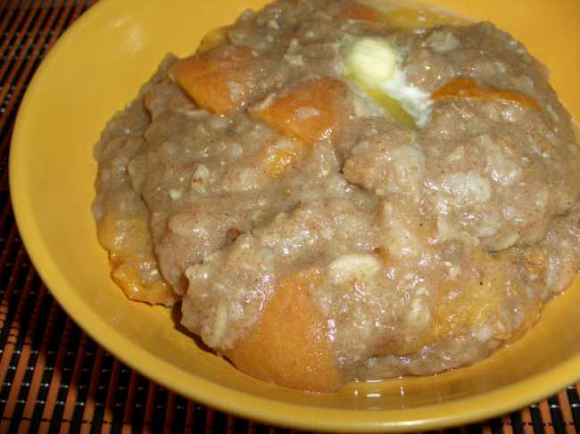 Gachas de avena de linaza saludables con copos de cereales y frutas