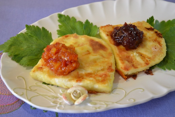 Chutney din piersici, roșii și caise uscate