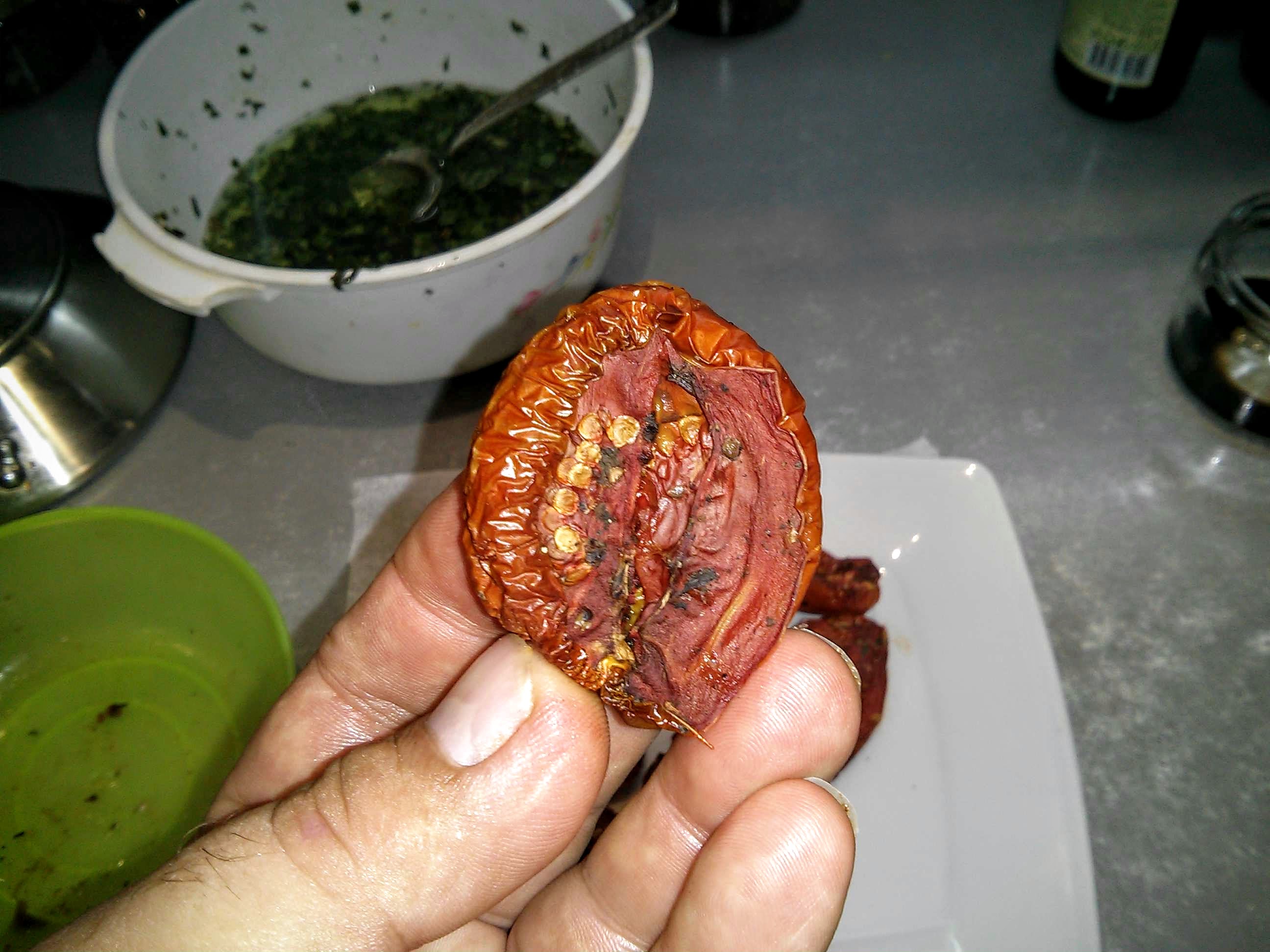 Zongedroogde tomaten in de oven in geurige olie (koken en inblikken)