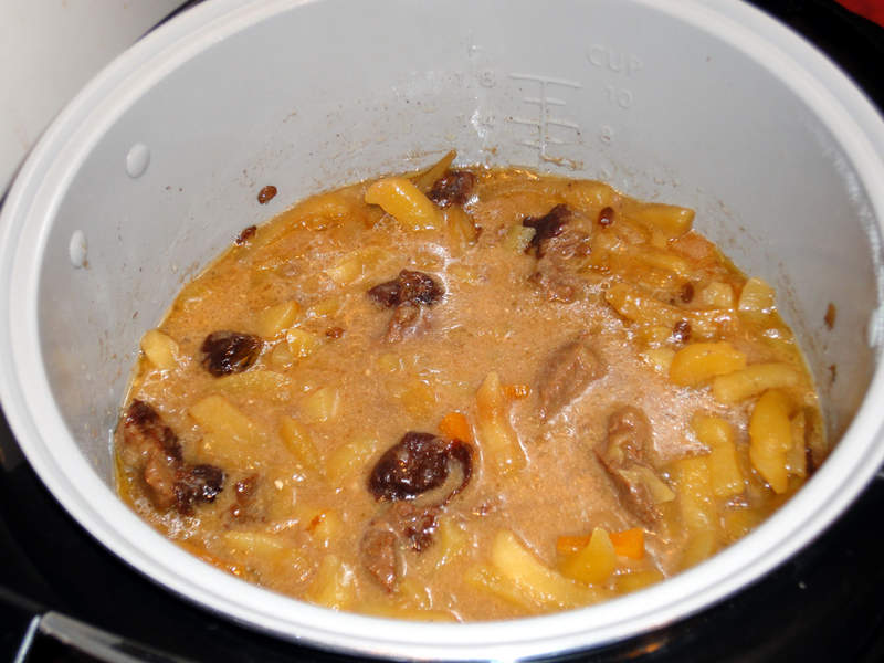 Roast with prunes in a multicooker Polaris PMC 0517AD