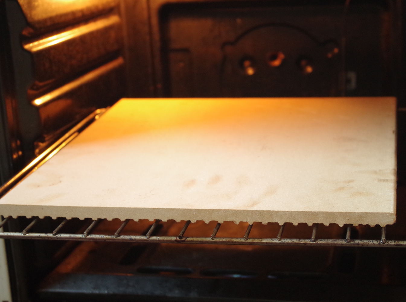 Brood bakken op een steen, fornuis in de oven