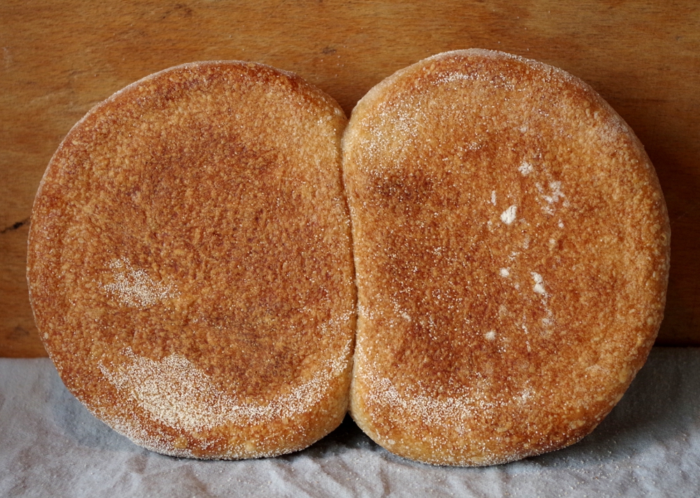 Hornear pan en una piedra, estufa en el horno.