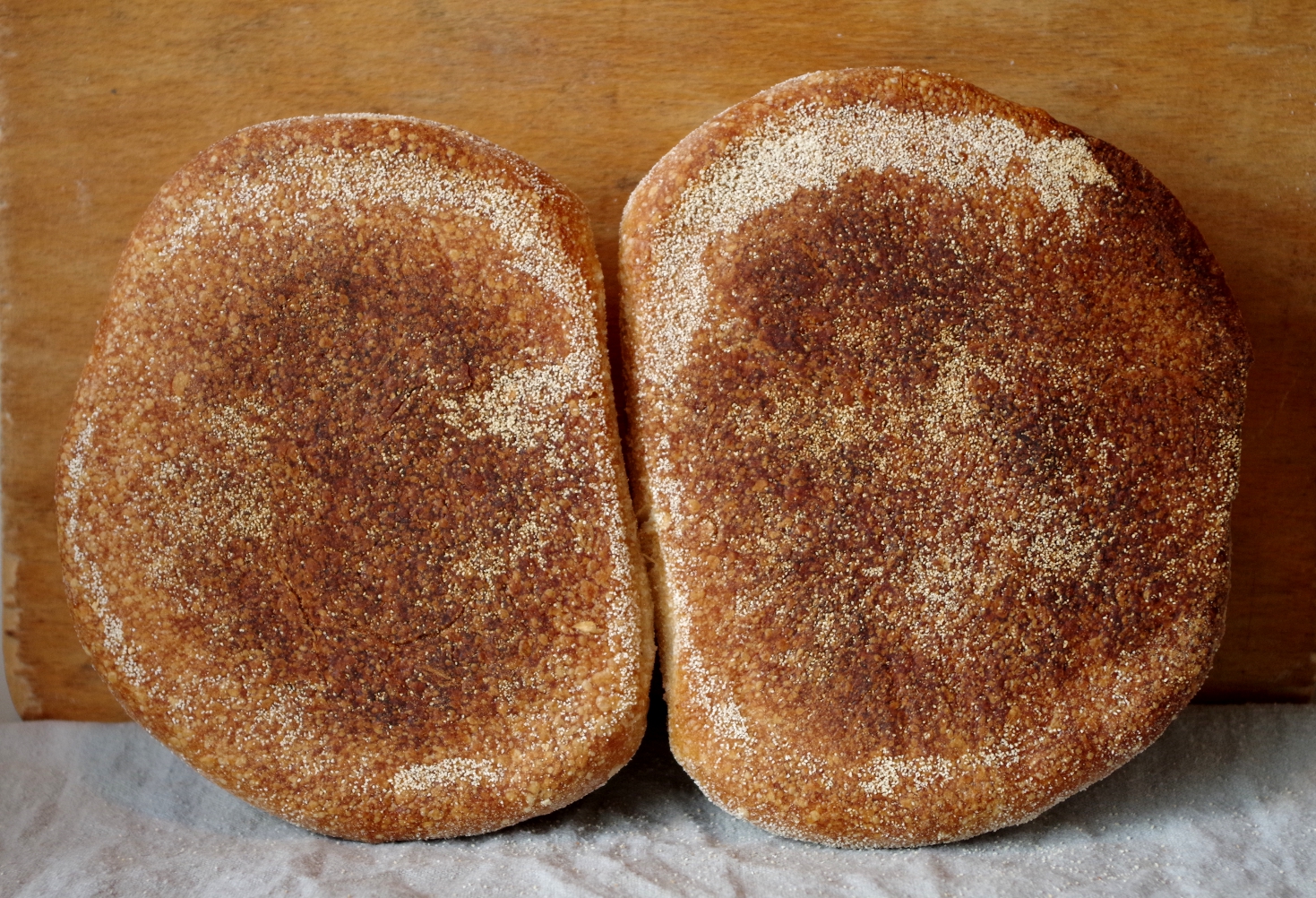 Hornear pan en una piedra, estufa en el horno.