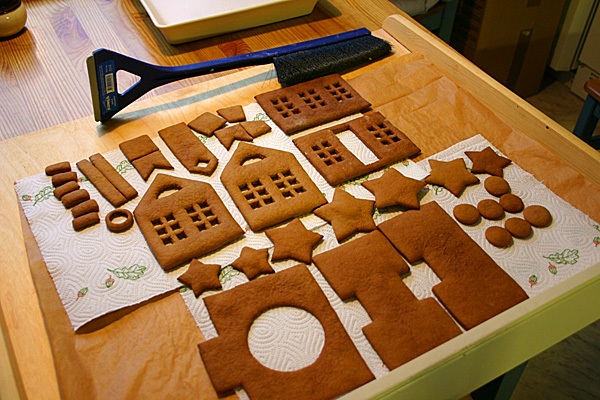 Gingerbread house (how to assemble and decorate)