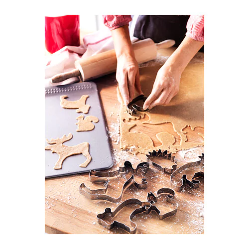 We decorate gingerbread cookies, cookies