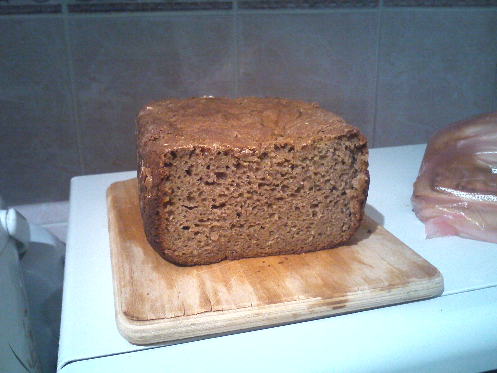 Pane di segale a lievitazione naturale in una macchina per il pane