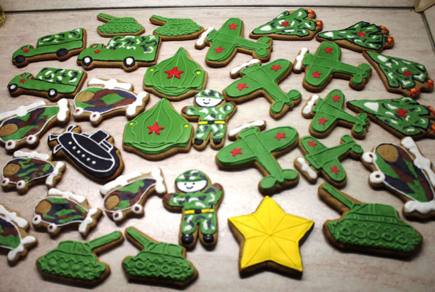 We decorate gingerbread cookies, cookies