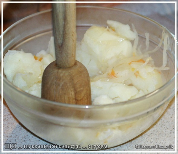 Sopa de col agria de chucrut con ganso