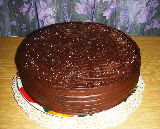 Torta cremosa al cioccolato con pesche