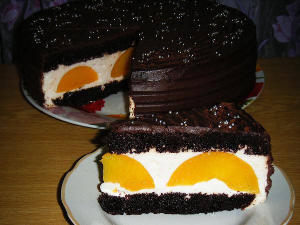 Torta cremosa al cioccolato con pesche