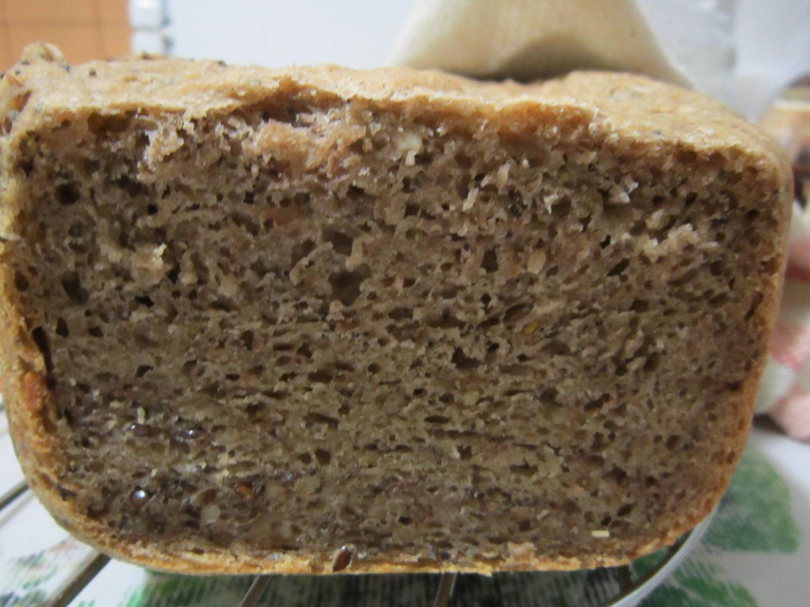 Pane di grano saraceno con semi di papavero, semi di lino, noci