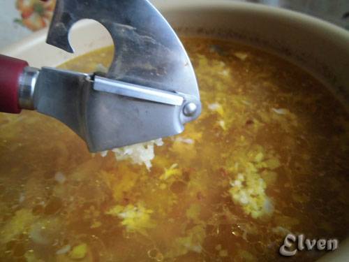 Sopa de blat sarraí en una olla a pressió marca 6050