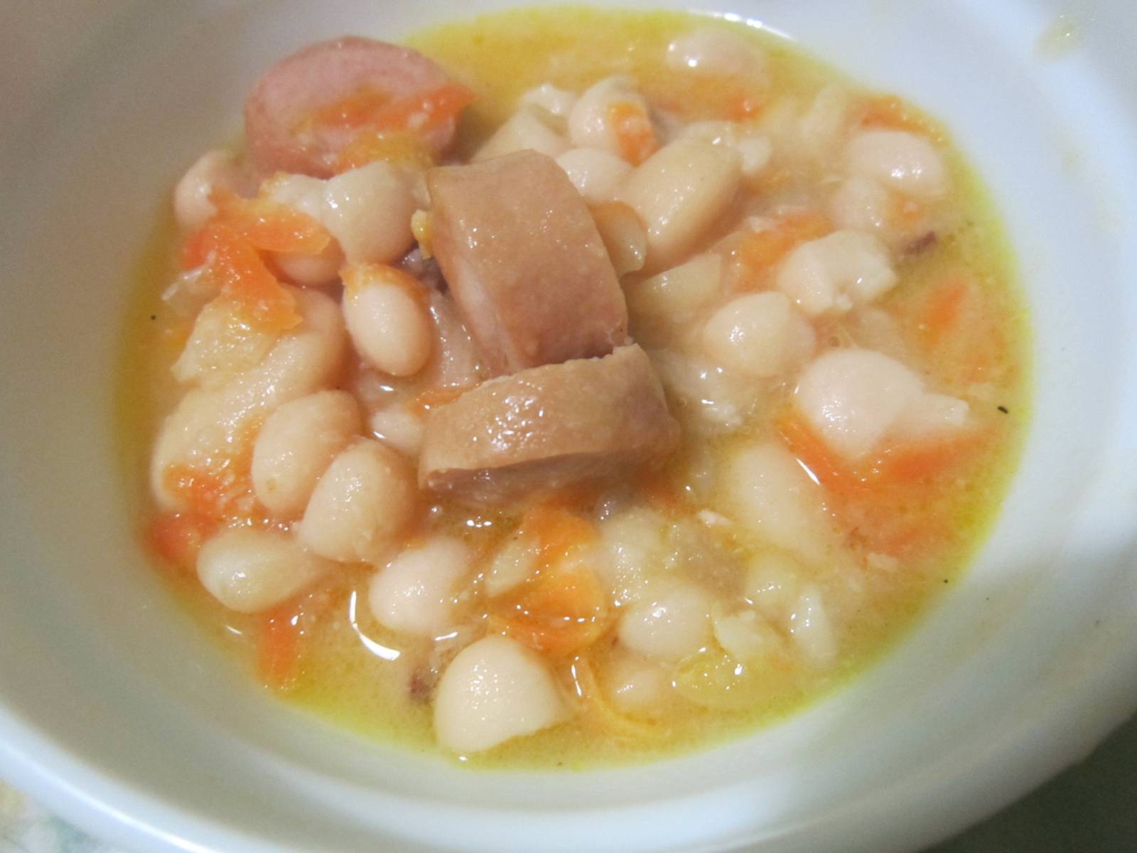 Frijoles al estilo balcánico con carnes ahumadas