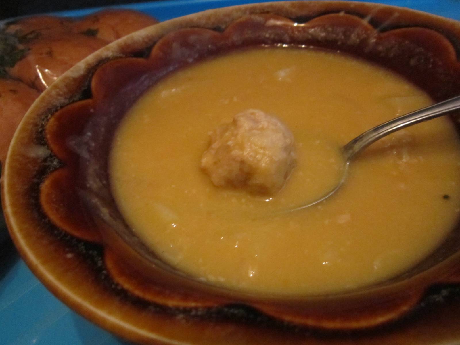 Sopa de puré de pèsols amb mandonguilles