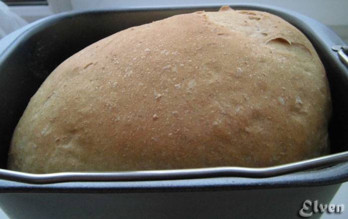 Pane contadino in una macchina per il pane