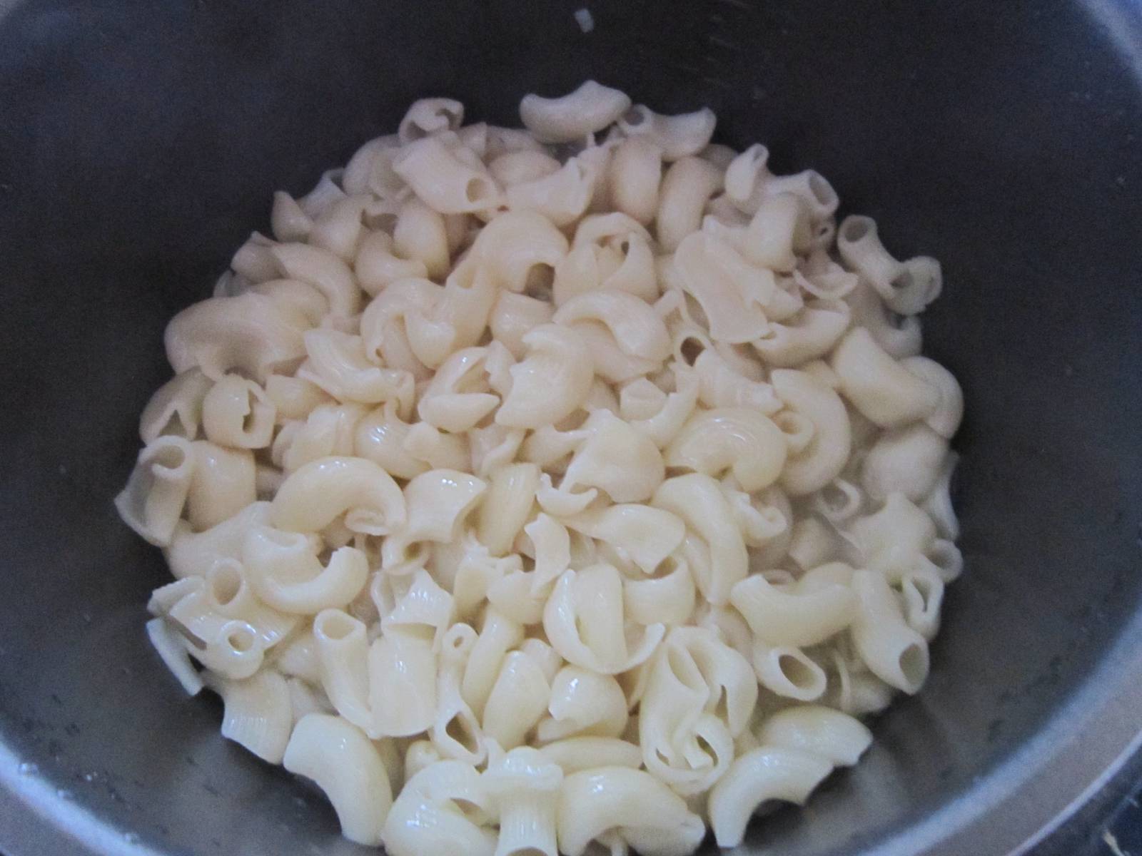 Pasta casserole with cottage cheese and nuts in the Liberty MP-900 pressure cooker